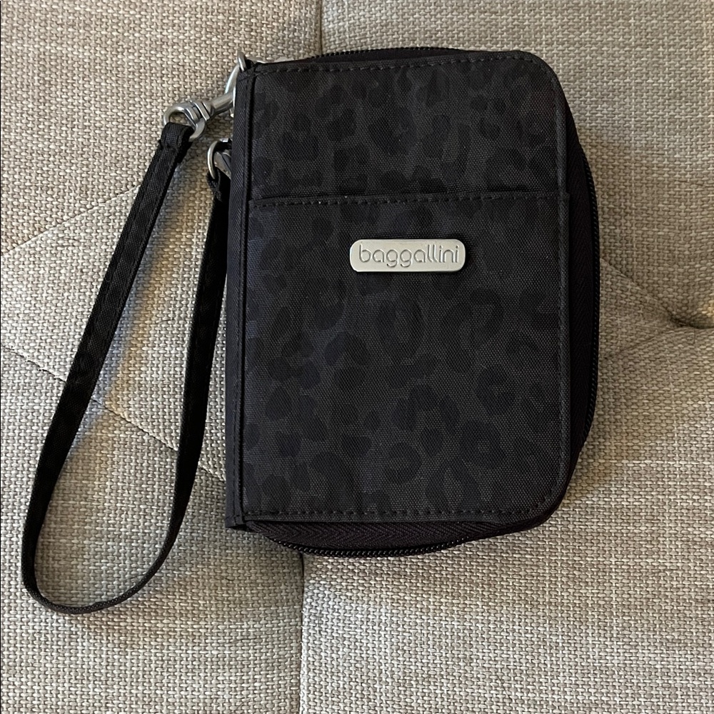 Baggallini Brown Leopard Wristlet Wallet